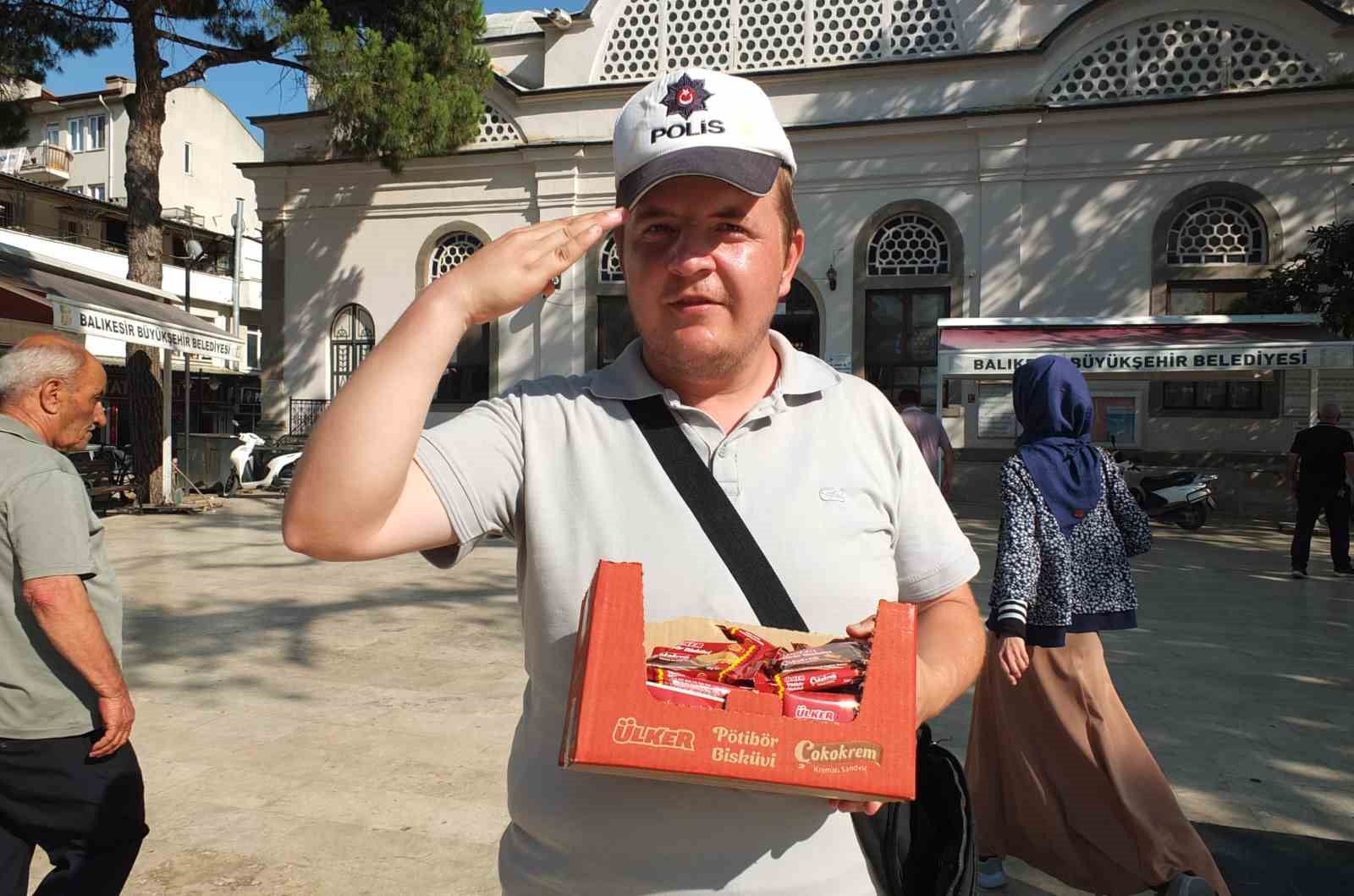 burhaniye-de-polis-sapkali-seyyar-satici-ilgi-odagi-oldu