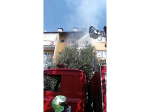 Apartmanın 4. Katında Çıkan Yangın Paniğe Neden Oldu