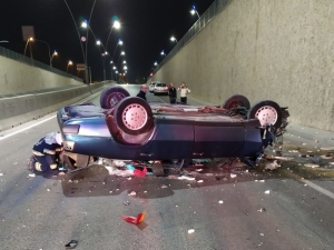 Kontrolden Çıkan Otomobil Üst Geçitten Alt Geçide Düştü: 1 Yaralı