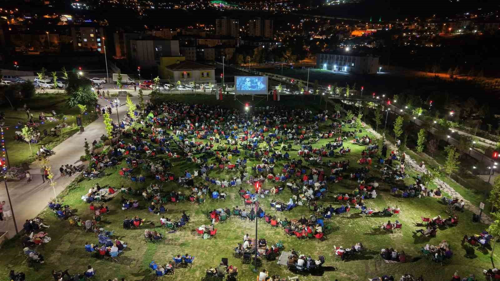 talas-ta-acik-hava-sinemasinda-sirada-eren-var