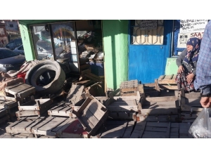 Dükkana Müşteri Beklerken 250 Kiloluk Beton Blok Girdi