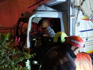 Köprünün Ayağına Çarpan Kamyonet Sürücüsü Yaralandı