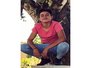 Otomobilin Çarptığı 17 Yaşındaki Genç Hayatını Kaybetti