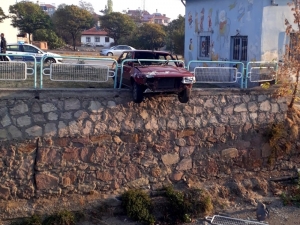 Otomobil, Çaya Uçmaktan Son Anda Kurtuldu