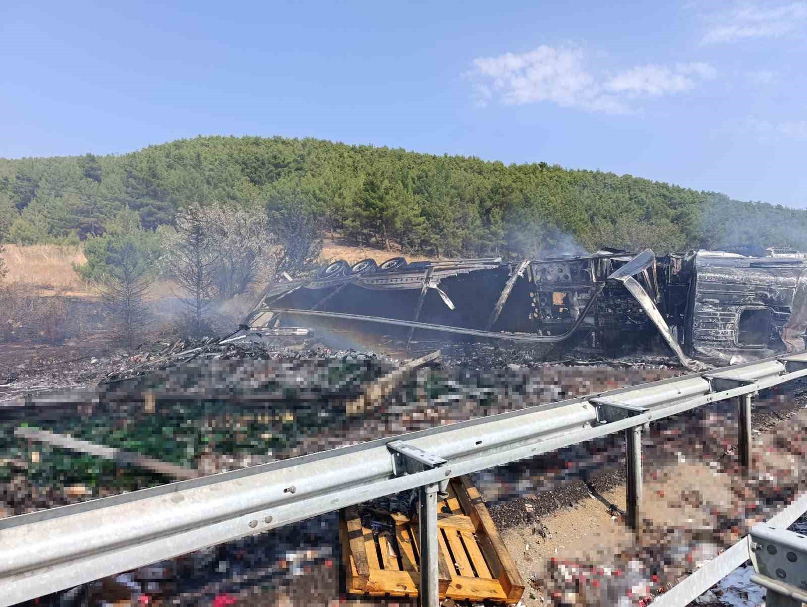 usak-ta-bariyere-carpan-alkol-yuklu-tir-alev-aldi