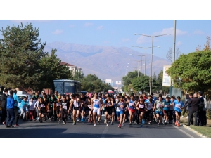 Erzincanlı Öğrenciler Cumhuriyet Koşusunda Ter Döktü