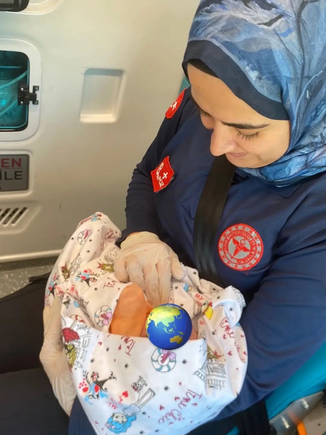 sirnak-ta-anne-hastaneye-yetisemedi-saglik-ekibi-bebegi-ambulansta-dogurttu