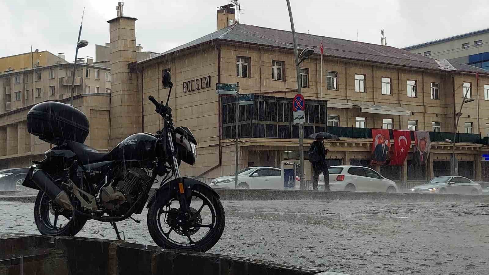 erzurum-yagmur-ve-dolu-etkili-oldu