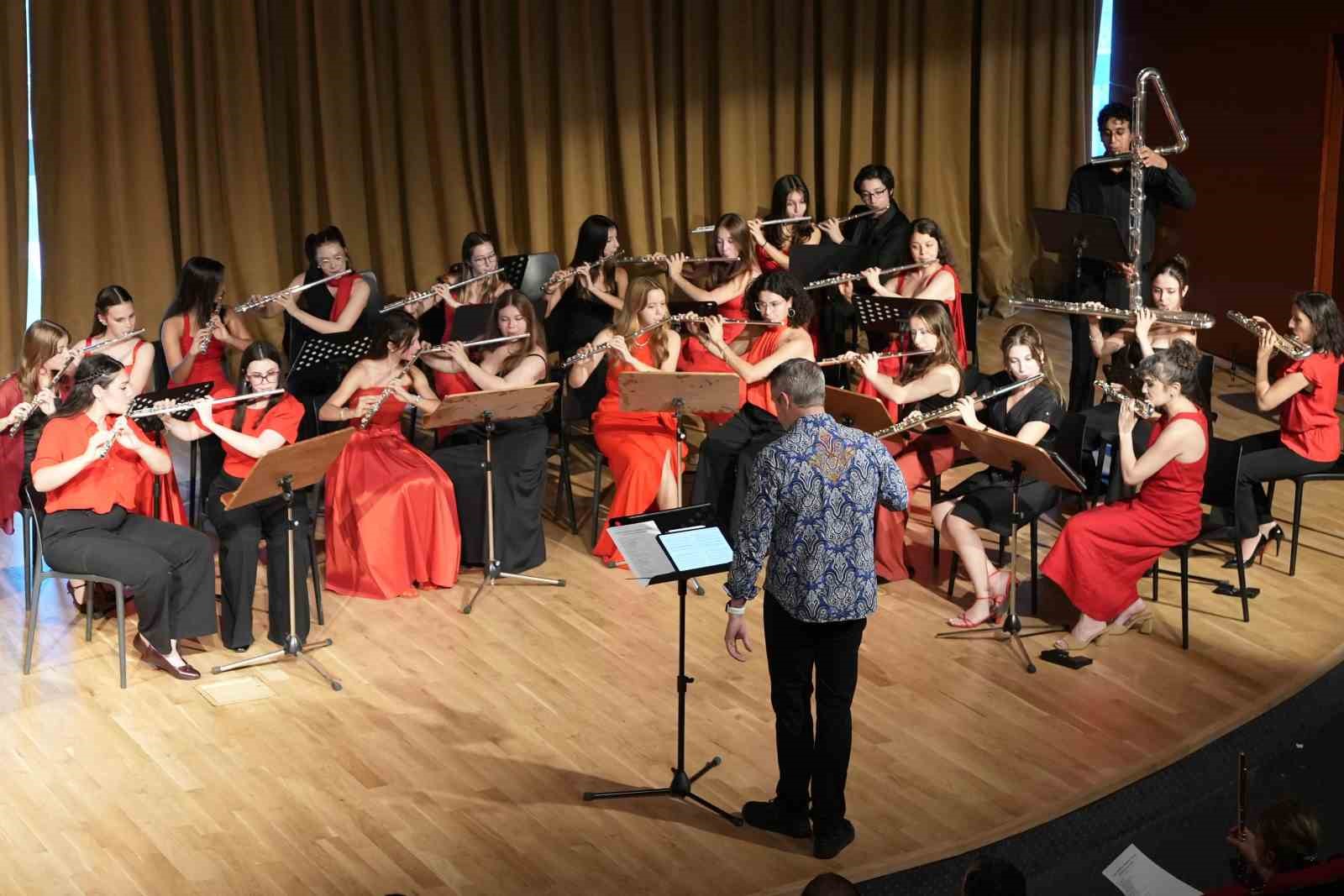 istanbul-uluslararasi-yaz-muzik-akademisi-nin-finalinde-muzik-soleni
