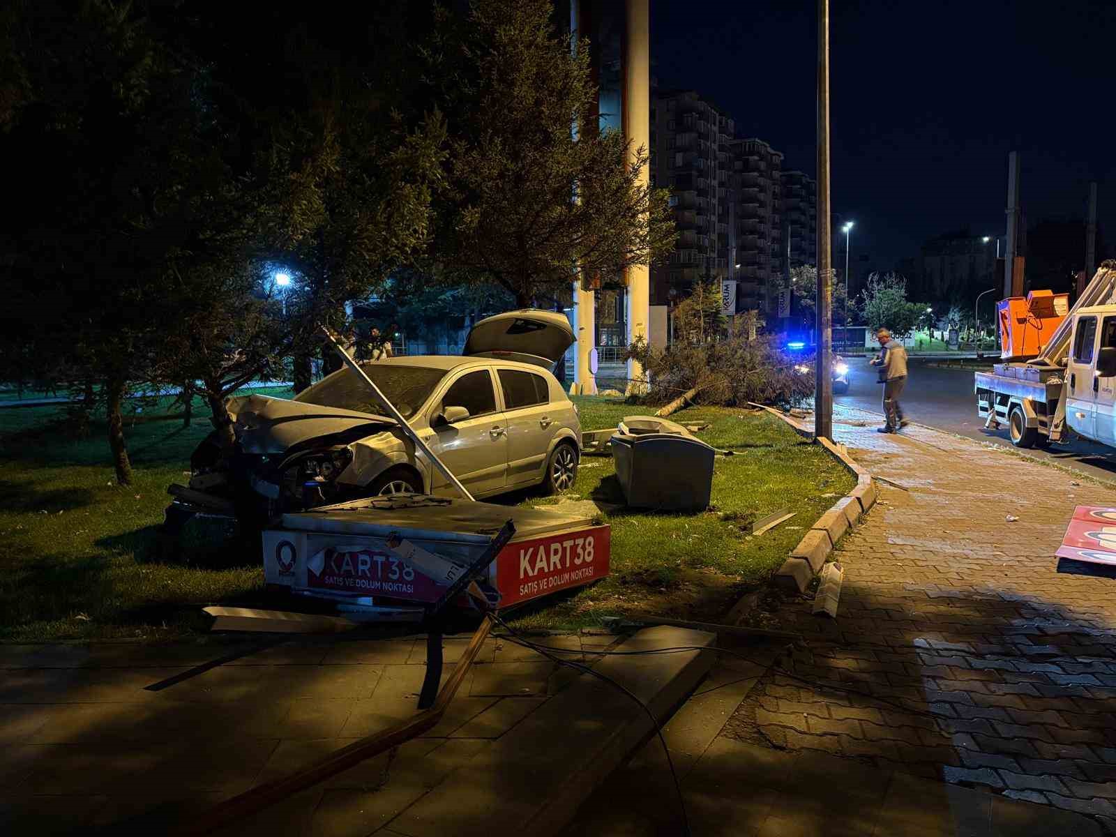 otomobil-parka-daldi-ortalik-savas-alanina-dondu