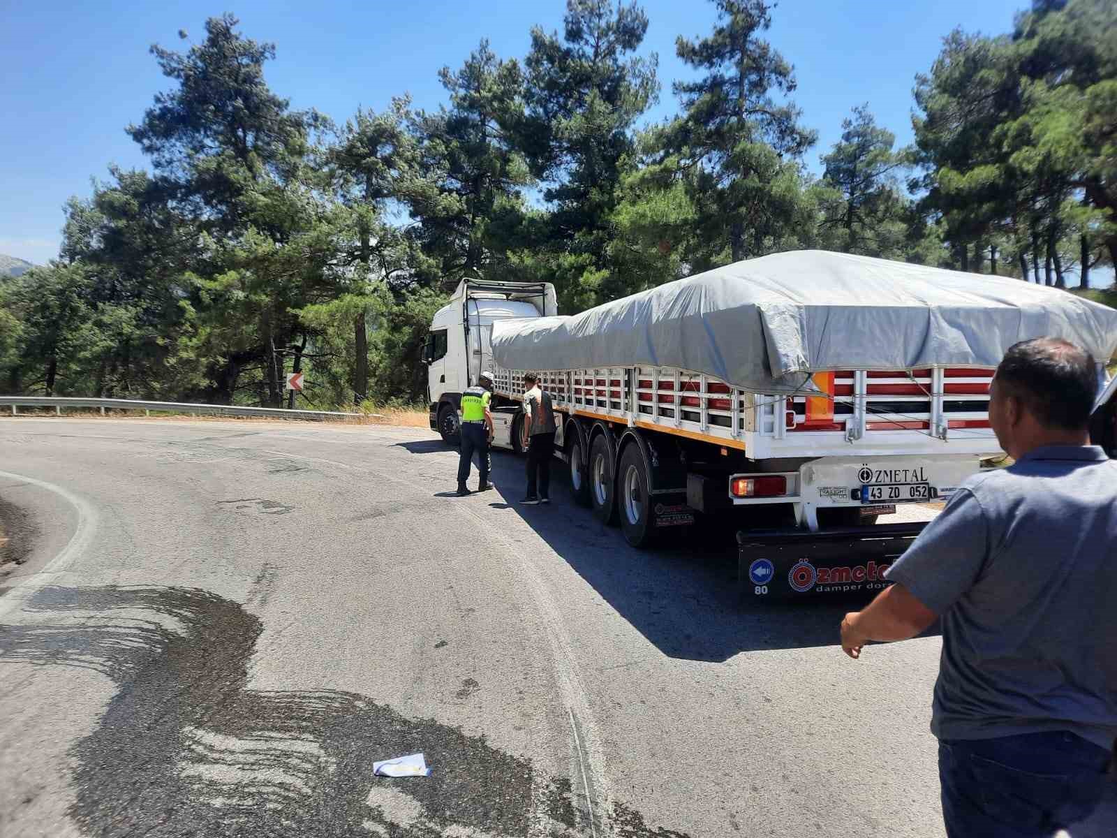 balikesir-de-tira-arkadan-carpan-otomobil-takla-atti-4-yarali