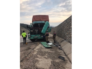 Tır İstinat Duvarına Çarptı: 1 Yaralı