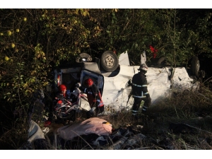 Tem Otoyolu’nda Minibüs Bariyerleri Aşıp Şarampole Yuvarlandı: 1 Yaralı