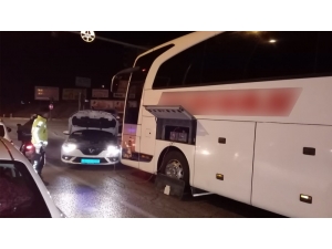 Arızalanan Otobüsün Şoförünün İmdadına Polisler Yetişti