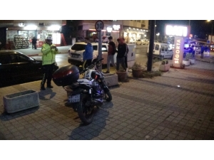 Otomobiline Çarpan Motosiklet Sürücüsünü Darp Edip Kaçtı