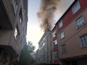 Esenyurt’ta Binanın Çatısı Alev Alev Yandı