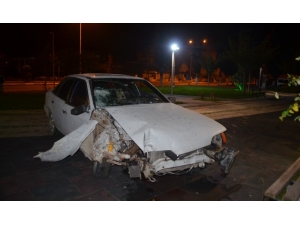 Kaza Yapan Sürücü Otomobili Bırakıp Kaçtı