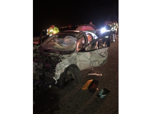 Otomobil Bariyerlere Çarptı: 1 Yaralı