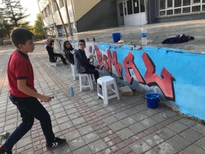 Altıntaş’ta Okul Duvarlarına Grafiti Dokunuşu