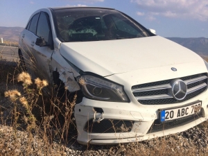 Denizli’de 2 Otomobil Çarpıştı, Karı Koca Yaralandı