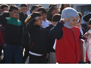 Öğrencilerden Geçit Töreninde Mehmetçiğe Selam