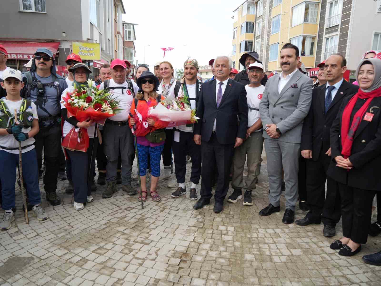 ataturk-ve-istiklal-yolu-yuruyusu-nde-katilimcilar-seydiler-ilcesine-ulasti