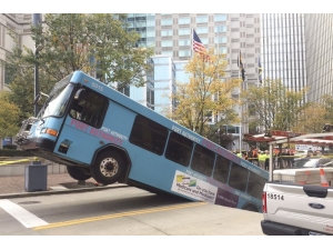 Abd’de Yolcu Otobüsü Çukura Düştü