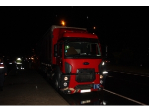 Tır, Duraktaki Midibüse Çarptı: 1 Yaralı