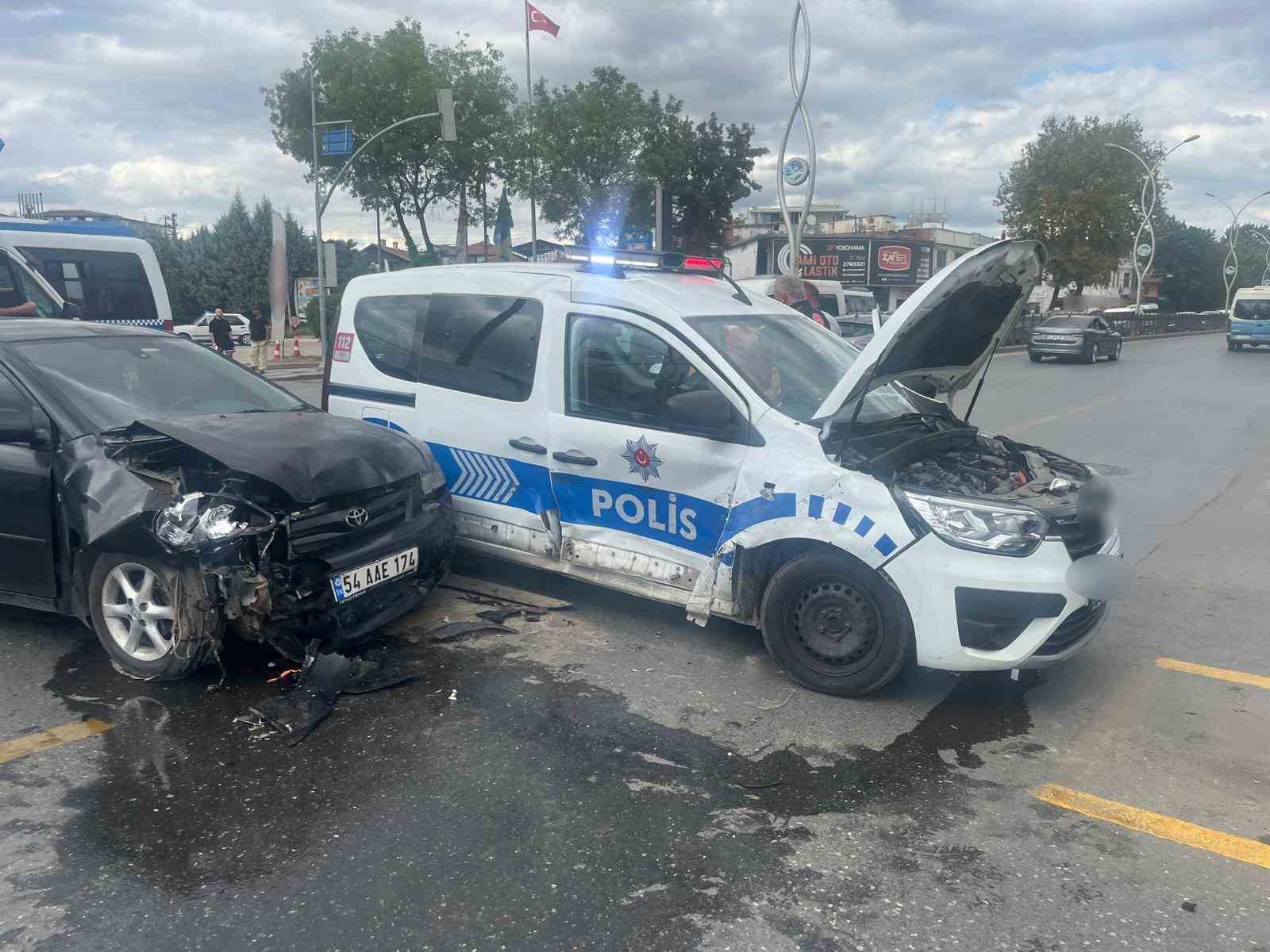 sakarya-da-polis-araci-ile-otomobil-carpisti-2-si-polis-5-yarali