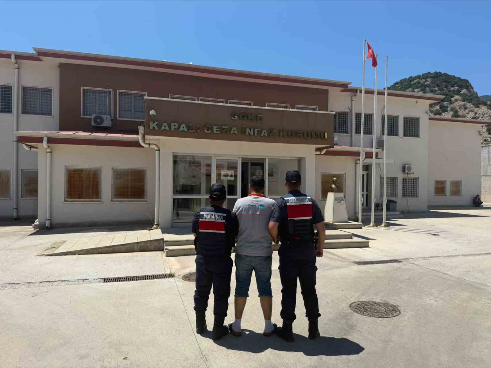 kusadasi-nda-uyusturucu-saticisi-yakalandi