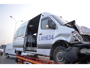 Basın Ekspres Yolunda Servis Aracı Otomobile Çarptı: 1 Ağır Yaralı