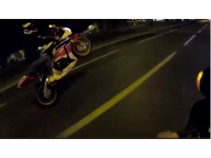İstanbul’da Motosikletli Magandanın “Tek Teker” Ve “Makas” Terörü Kamerada