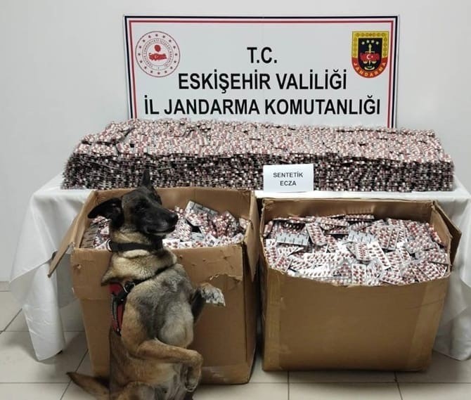 jandarma-84-bin-adet-sentetik-ecza-hapi-ele-gecirdi-3-kisi-tutuklandi