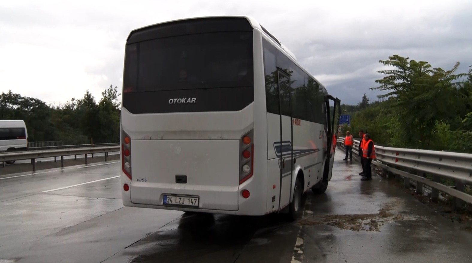 eyupsultan-da-kontrolden-cikan-servis-araci-kaza-yapti-3-yarali