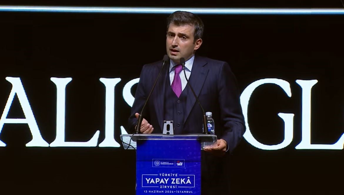 selcuk-bayraktar-gayemiz-insanin-makinelestigi-degil-teknolojinin-insana-hizmet-ettigi-adil-bir-dunya-insa-etmek