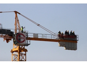 İşçilerden Vinç Tepesinde Maaş Eylemi