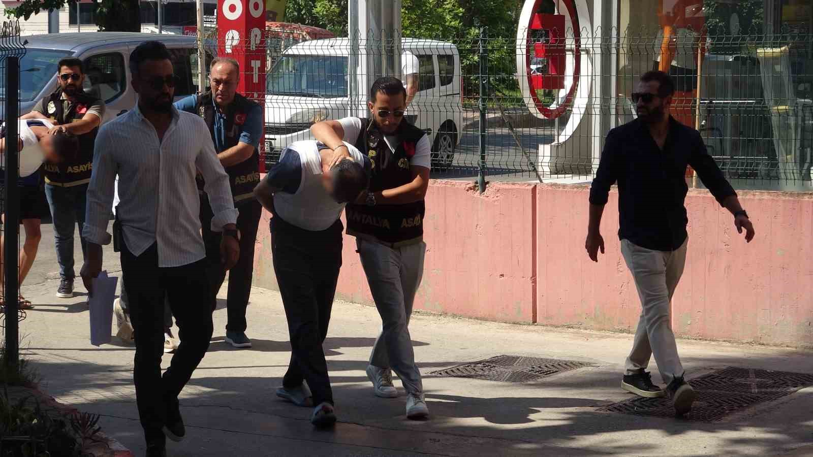 antalya-da-cinayetle-sonuclanan-silahli-saldiriya-2-tutuklama