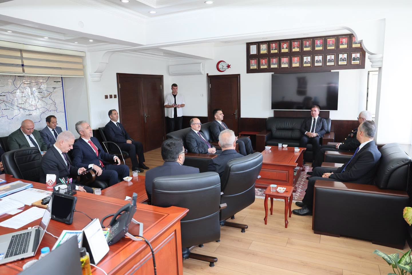 vali-aydogdu-dan-jandarma-komutani-altundarak-a-taziye-ziyareti