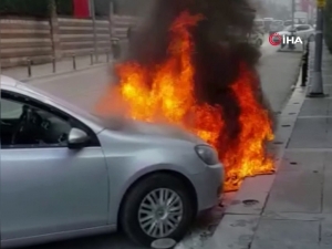 Çekmeköy’de İki Otomobilin Alev Alev Yandığı Anlar Kamerada