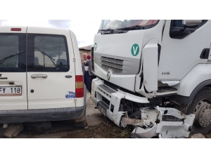 Kırmızı Işık İhlali Yapan Tır Otomobile Çarptı: 4 Yaralı