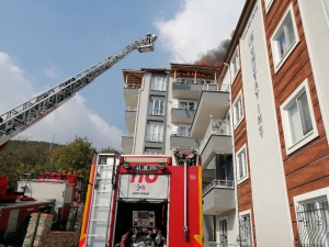 İzmit’te Yalıtım Çalışması Yapılan Evin Çatısında Yangın Çıktı