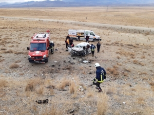 Otomobille Minibüs Kafa Kafaya Çırpıştı: 3 Ölü, 4 Yaralı