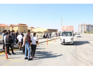 Karaman’da Kamyonetin Çarptığı Lise Öğrencisi Ağır Yaralandı