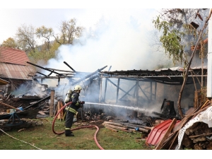 Bolu’da Yanan Ahır Ve Odunluk Küle Döndü