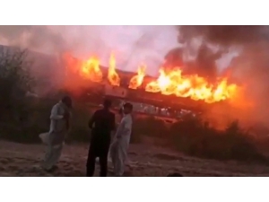 Pakistan’da Bir Yolcu Treninde Çıkan Yangında 62 Kişi Hayatını Kaybetti.