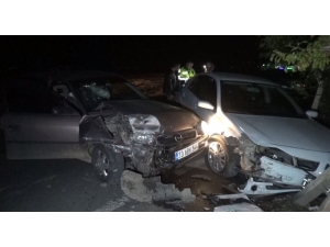 İki Otomobil Kafa Kafaya Çarpıştı: 4 Yaralı