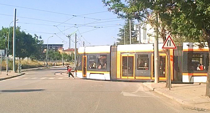 tramvaydan-tutunarak-paten-kayan-cocuklarin-tehlikeli-yolculugu