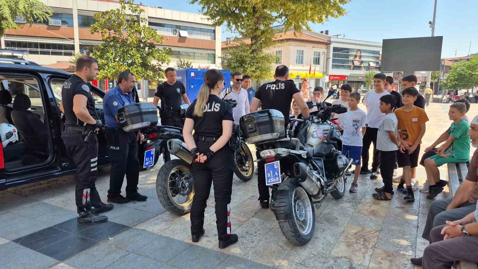 yunus-polisleri-kur-an-kursu-ogrencilerini-sevindirdi