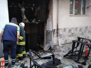 Apartman Garajına Sıçrayan Yangın Paniğe Neden Oldu