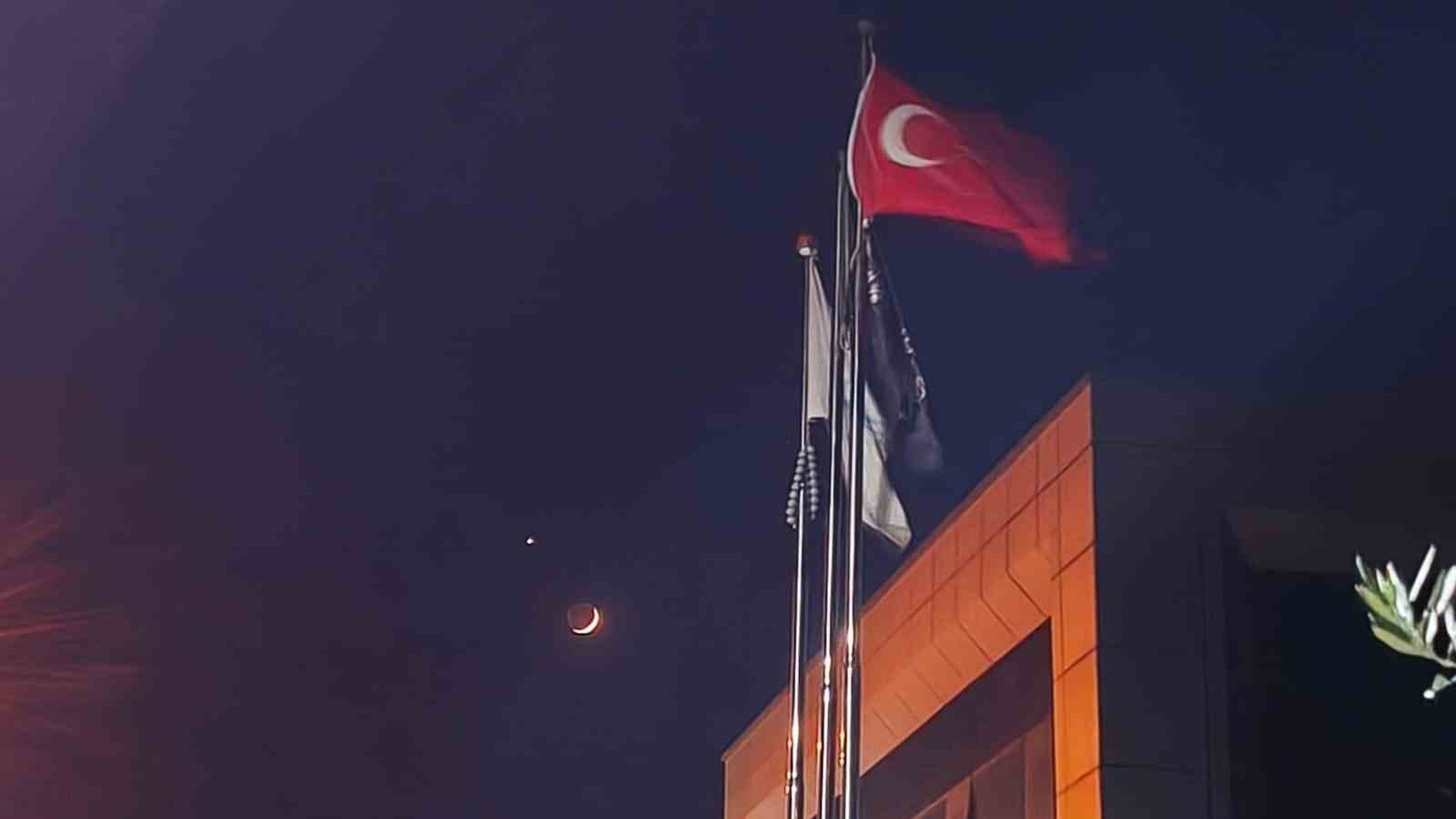 turk-bayragi-ile-ay-ve-yildiz-ayni-karede